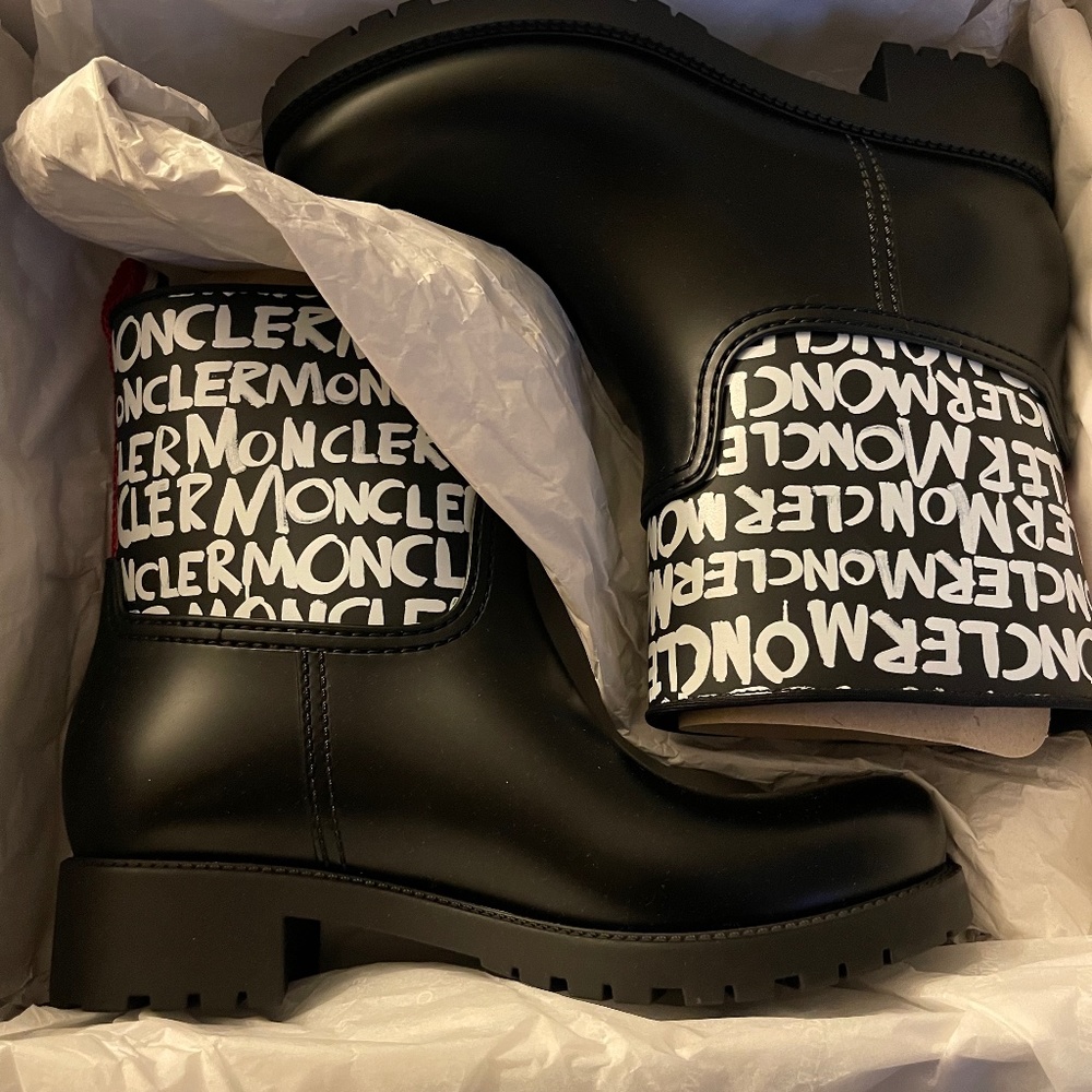 Moncler graffiti boot